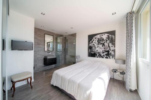 REF 1957 - Cannes Croisette -Sea view apartment for rent