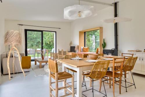 a dining room with a table and chairs at Casa Sitha magnifique maison de vacances de 110m2 à proximité des plages in Gouville-sur-Mer