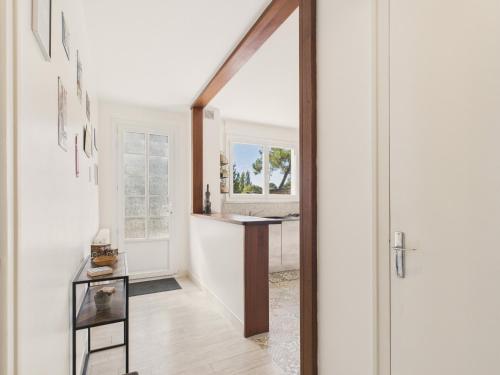 a hallway with a glass door leading to a kitchen at 800 m de la plage - Maison pour 6 avec jardin in La Faute-sur-Mer
