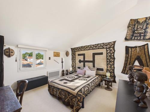 a bedroom with a king sized bed and a window at 800 m de la plage - Maison pour 6 avec jardin in La Faute-sur-Mer