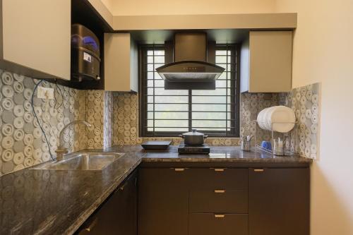 Η κουζίνα ή μικρή κουζίνα στο Home Escape Nova 1BHK With Balcony Mahalaxmi Nagar