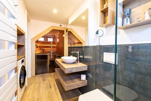 un bagno con lavandino e doccia in vetro di Sommerfrische a Ahrenshoop