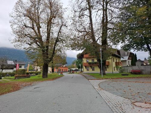 an empty street in a small town with houses at Ferienwohnung Nassfeld in Tröpolach