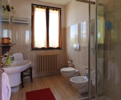 y baño con aseo, lavabo y ducha. en Affittacamere Da Franco, en Parma