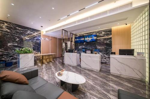 Lobi atau kawasan kaunter penerimaan di Ruilan Courtyard-Cloud City View Light Hotel Guangzhou Panyu Branch