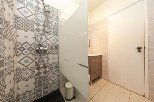 a bathroom with a shower and a toilet at Lagos Center Apartment in Lagos