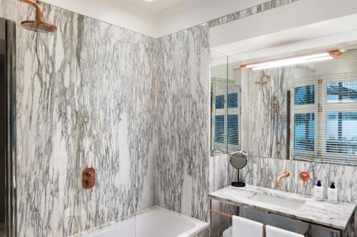 H15 Palace, a Luxury Collection Hotel, Krakowにあるバスルーム