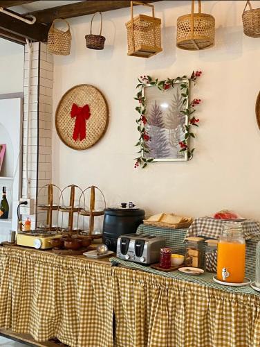 Ban KhamにあるSilver Oak Valley บ่อเกลือสะปัน น่านのテーブルクロス付き