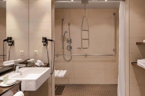 Un baño de Courtyard by Marriott Linz