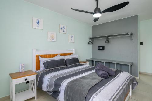 En eller flere senge i et værelse på Le Paradis, Self-Catering Beachfront Apartments