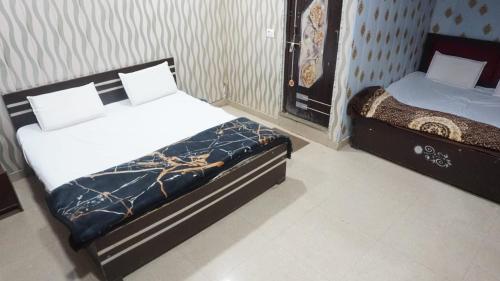 Una cama o camas en una habitación de Priya Prem Peeth guest inn