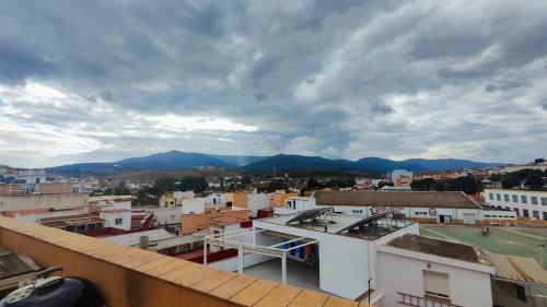 une vue d'une ville avec des montagnes en arrière-plan dans l'établissement La terraza de Algeciras., à Algésiras