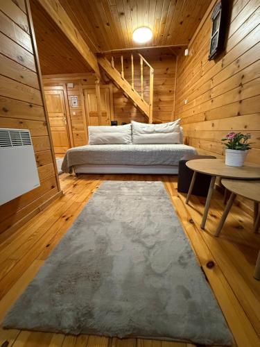 Ένα ή περισσότερα κρεβάτια σε δωμάτιο στο Alpine ski chalet Borovets with sauna