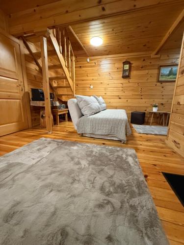 Ένα ή περισσότερα κρεβάτια σε δωμάτιο στο Alpine ski chalet Borovets with sauna