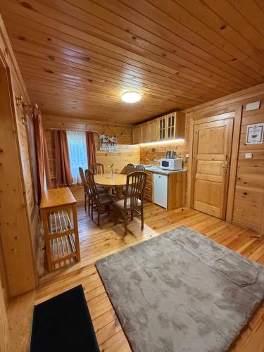 Η κουζίνα ή μικρή κουζίνα στο Alpine ski chalet Borovets with sauna