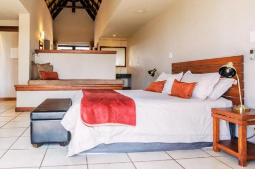 Giường trong phòng chung tại Bush Lodge Zebula 82 - 2 x 2B Chalets