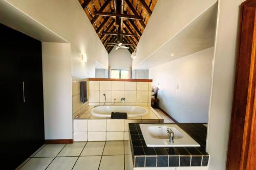 Ảnh trong thư viện ảnh của Bush Lodge Zebula 82 - 2 x 2B Chalets ở Warmbaths