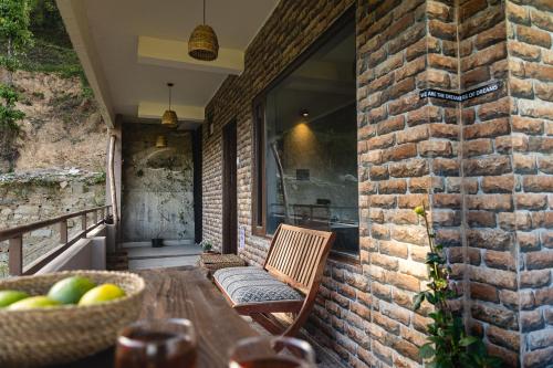 Ruang duduk di Ecstacy bathtub rooms and cafe - Mukteshwar Homestay
