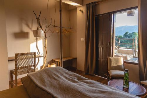 Katil atau katil-katil dalam bilik di Ecstacy bathtub rooms and cafe - Mukteshwar Homestay