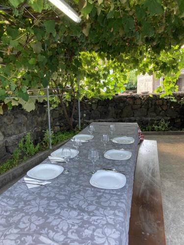 a table with plates and wine glasses on it at Casa da Baía da Manhenha in Manhenha