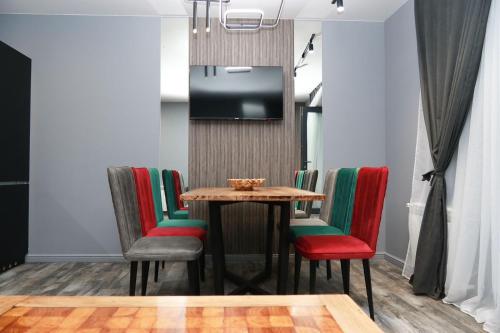 a dining room with a table and four chairs at Villa Dejaviu Dilijan in Dilijan