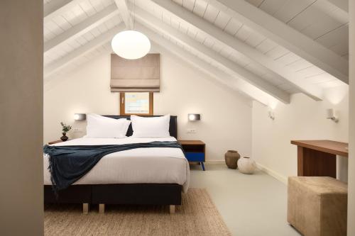 een slaapkamer met een groot bed op zolder bij Central Heritage Hotel in Split