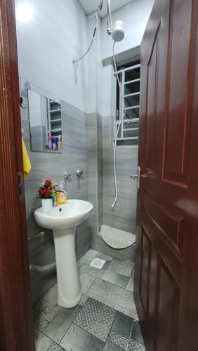 une salle de bain avec toilettes, lavabo et douche dans l'établissement Jakima studios Ruaka, à Ruaka