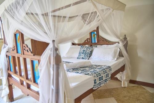 Postel nebo postele na pokoji v ubytování Watamu Vacational Home Ocean Front at Pazuri Villa