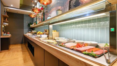 een buffet in een restaurant met eten dat wordt uitgestald bij Vagabond Downtown in Boedapest