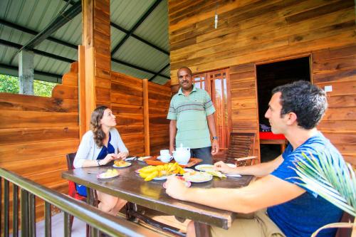 Гости Madushanka Resort