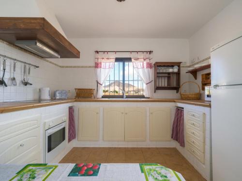 Dapur atau dapur kecil di Mahostly Casa de la Roseta B
