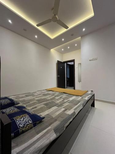 a bedroom with a large bed with a ceiling at Shri Mahalaxmi Excative yatri nivas in Kolhapur