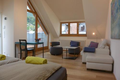 Posezení v ubytování Haus mit Kunst, Neustadter Stadthaus, 5-6 Betten, 4 Bäder, 3 Terrasse und Balkone