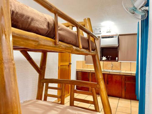 Μία ή περισσότερες κουκέτες σε δωμάτιο στο Galera Lodge & Cafe