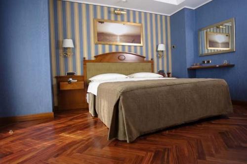 Säng eller sängar i ett rum på Palazzo Rosenthal Vesuview Hotel & Resort