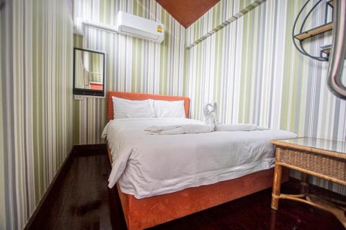 เตียงในห้องที่ Triple Trees B8 House Khao Yai