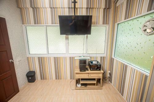 โทรทัศน์และ/หรือระบบความบันเทิงของ Triple Trees B8 House Khao Yai