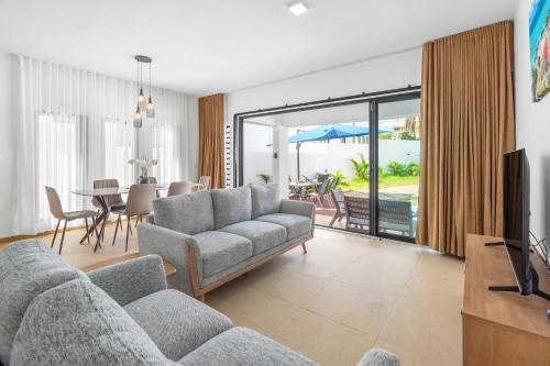 TV a/nebo společenská místnost v ubytování Villa Rishra - Piscine Privée & Rooftop Vue Mer