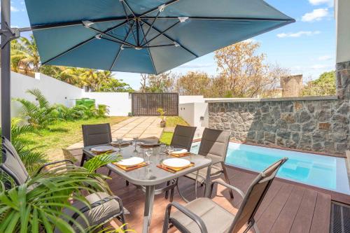 Bazén v ubytování Villa Rishra - Piscine Privée & Rooftop Vue Mer nebo v jeho okolí