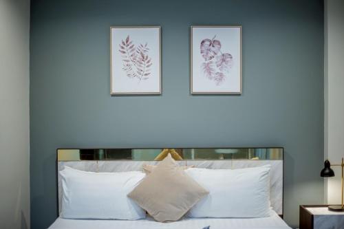 Postel nebo postele na pokoji v ubytování The Living Hotel SamutPrakan