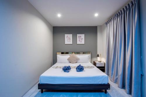 Postel nebo postele na pokoji v ubytování The Living Hotel SamutPrakan