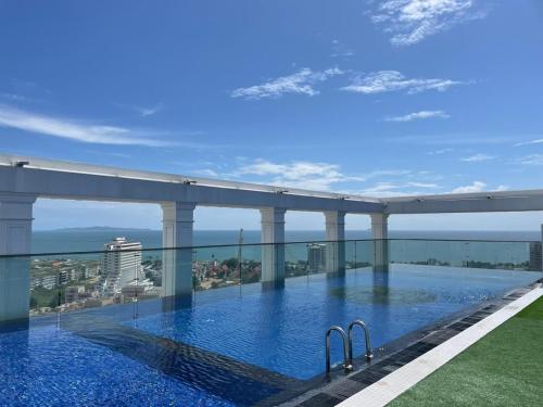 une piscine sur le toit d'un immeuble dans l'établissement The Empire Tower Pattaya, à Jomtien Beach
