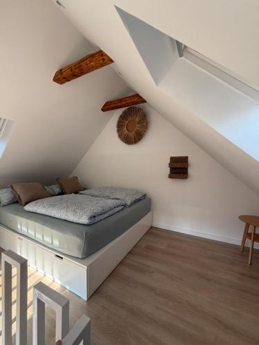 ノイシュタット・グレヴェにあるTiny Haus am Seeのベッドルーム(ベッド付)1室(屋根裏部屋)