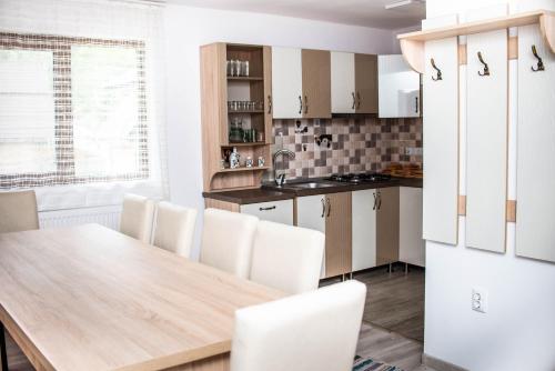 Küche/Küchenzeile in der Unterkunft Pensiunea Mateș