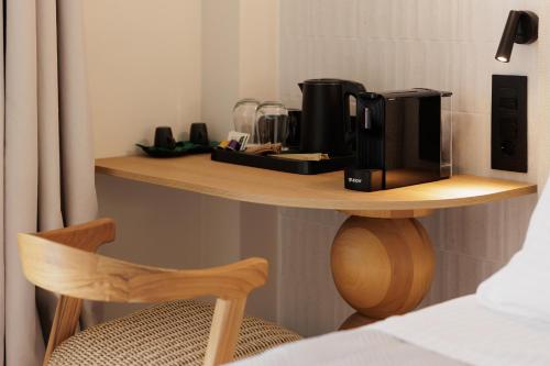 una macchinetta del caffè su una mensola in una camera d'albergo di Avia a Città di Corfù