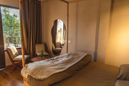 Katil atau katil-katil dalam bilik di Ecstacy bathtub rooms and cafe - Mukteshwar Homestay