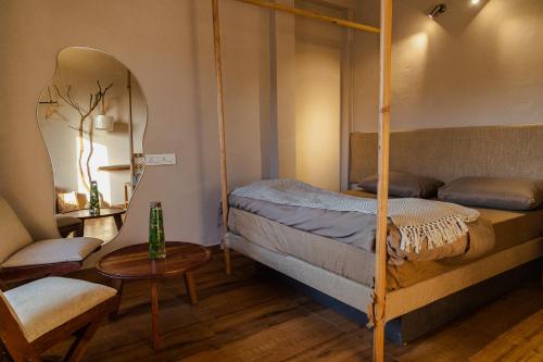 Katil atau katil-katil dalam bilik di Ecstacy bathtub rooms and cafe - Mukteshwar Homestay