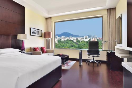 Pemandangan gunung umum atau pemandangan gunung yang diambil dari hotel