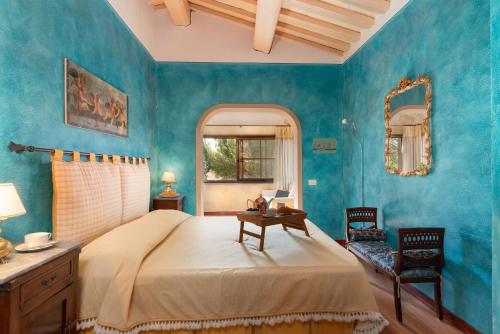 DiaccialoneにあるVilla Morellinoの青い壁の大きなベッドのある寝室