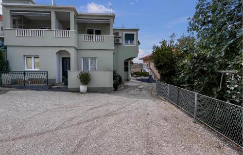 1 Bedroom Nice Apartment In Duce